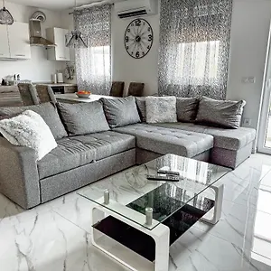 Brand New 2 Bed, 1 Bath Apartament